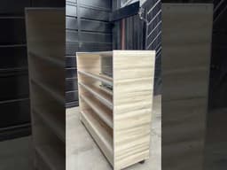 Mueble c/estantes inclinados