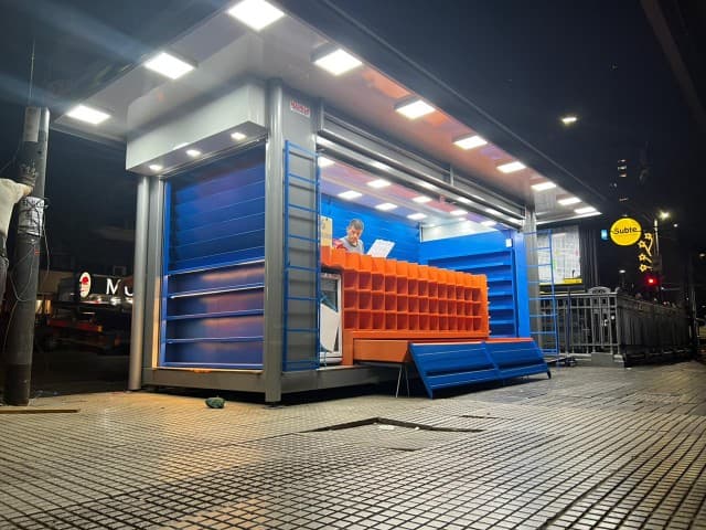 Puesto de diario moderno con cafetería integrada